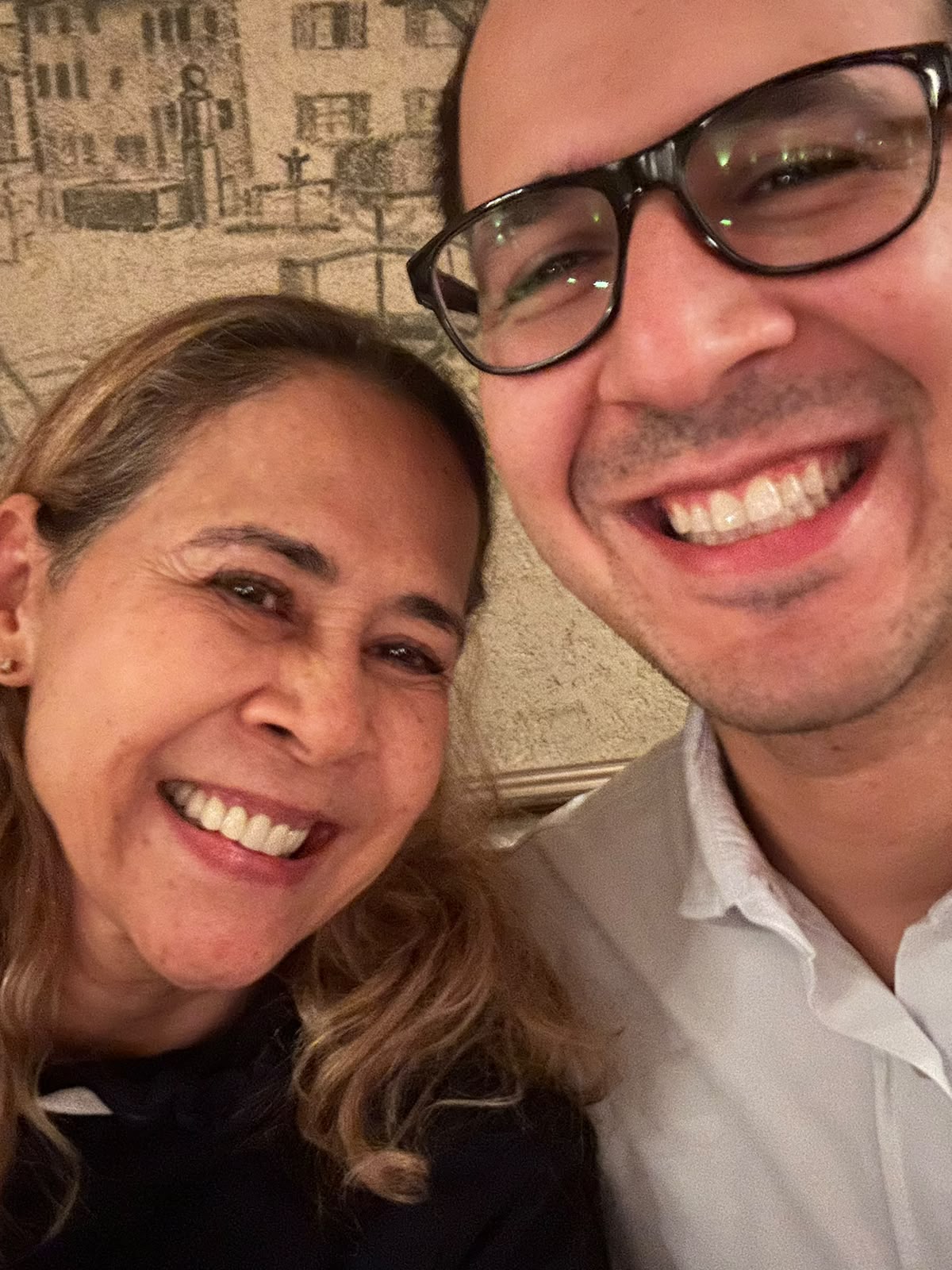 Myrna junto a un familiar
